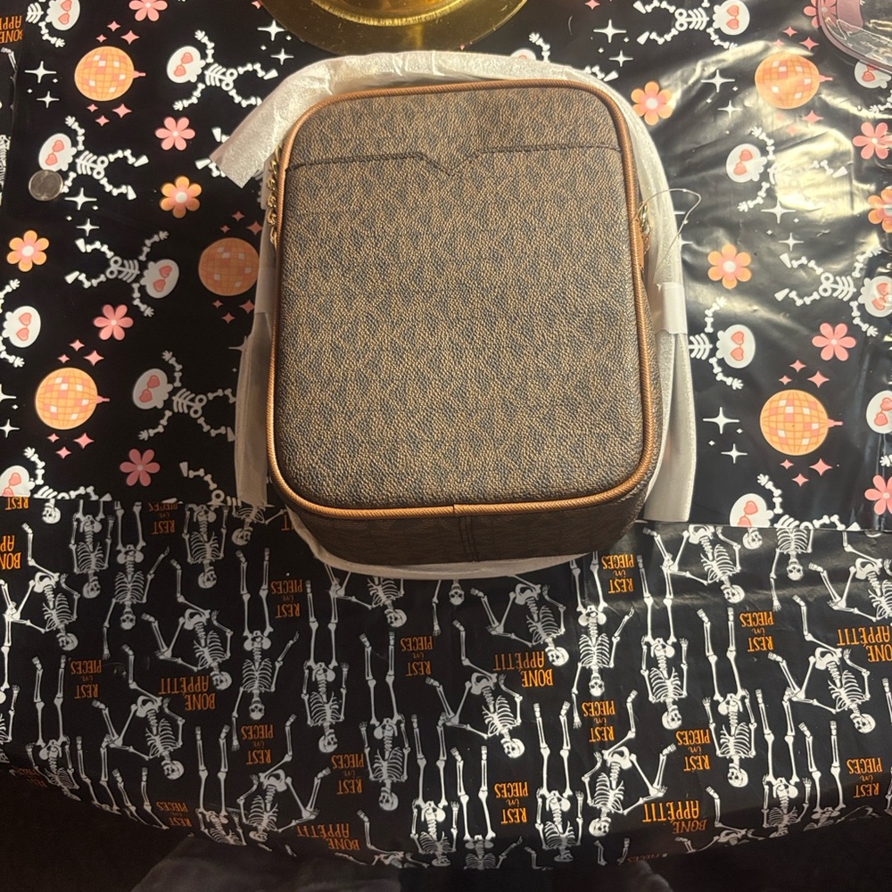 NWT!!!! Michael Kors Jet Set Travel Bag Brown with gold hardware - Picture 8 of 9